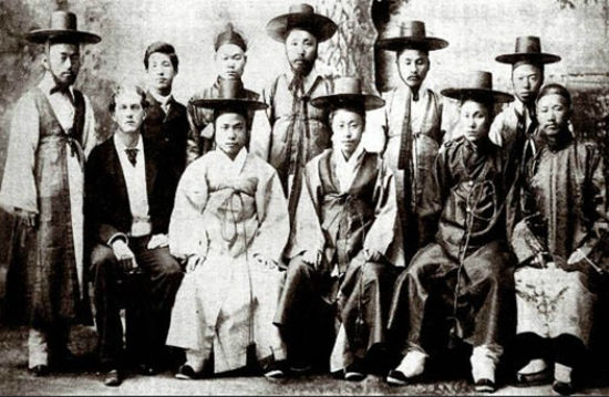 1883년 미국에 파견된 정사 민영익(1860-1914)을 중심으로 한 보빙사 일행